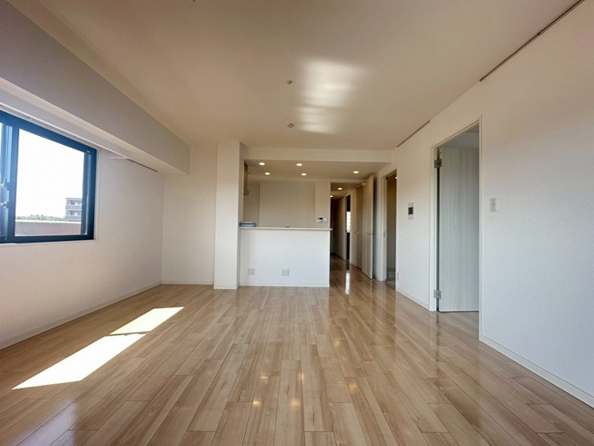 【居間・リビング】 | アルファステイツ城西砂子12F | バルコニー側からみたリビングです