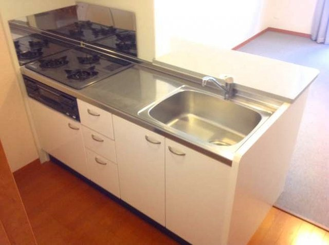 レオパレスウイローリバーのキッチン|コンパクトなキッチンで掃除もラクラク