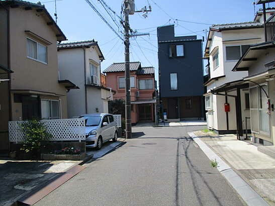 【前面道路含む現地写真】