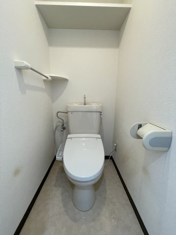 アルファ西古松のトイレ|上部に収納があり、すっきりとした印象のトイレスペースです。