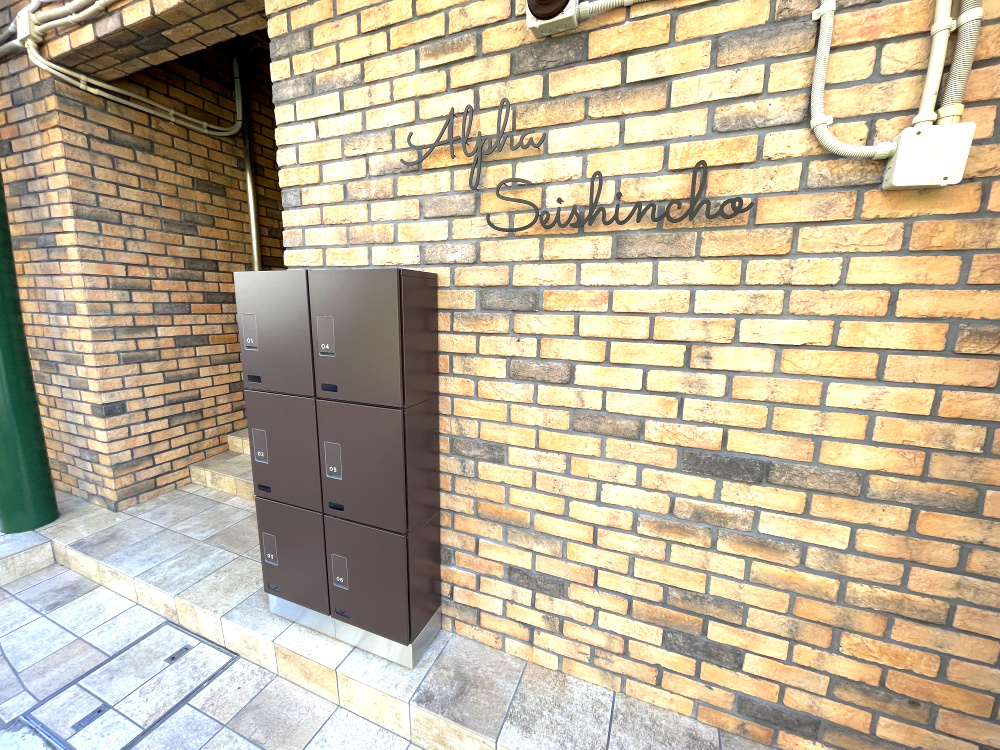 アルファ清心町のその他共用部分|玄関には宅配ボックスもあります。