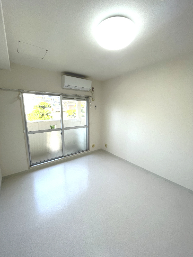 アルファ清心町の居間・リビング|白い床が映える、明るくすっきりとしたお部屋です。
