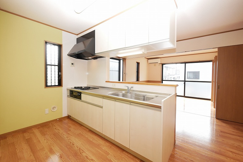 メゾンモンターニュC棟のキッチン|メゾンモンターニュC 102号室  