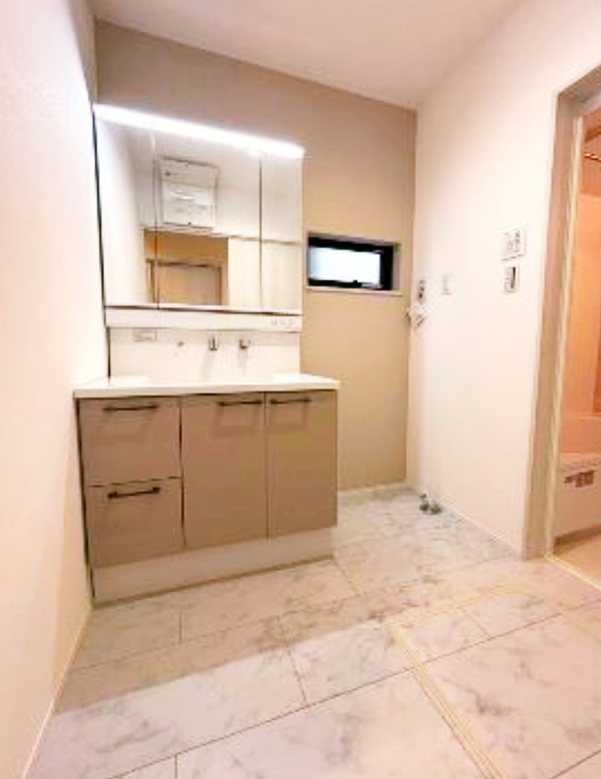 泉大津市東助松町　新築一戸建ての独立洗面台