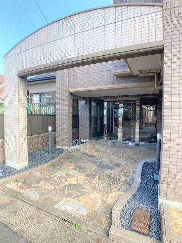 サプリーム若草のエントランス