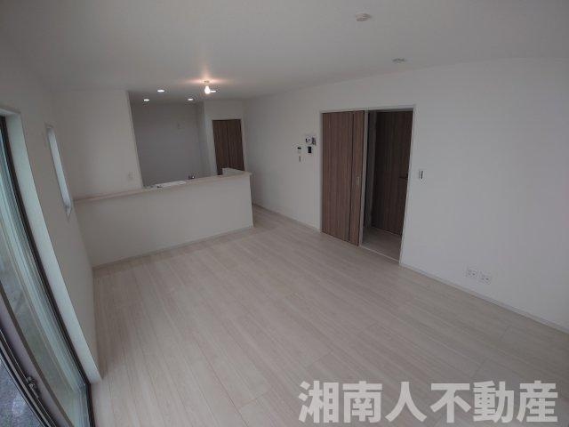 平塚市四之宮3丁目　未入居戸建の居間・リビング|ゆったりとしたリビングです