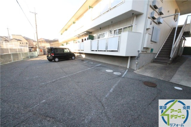 ラークハイツの駐車場