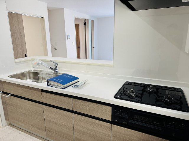 八王子市　大和田町　新築一戸建て　８期のキッチン|～３口コンロと広い調理台でお料理が捗ります～