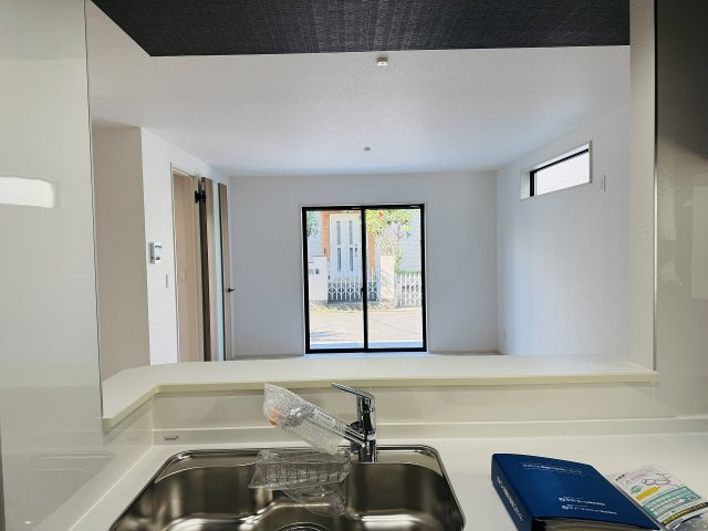 八王子市　大和田町　新築一戸建て　８期の内装|～リビング側の家族とコミュニケーションをとりやすいキッチンです～