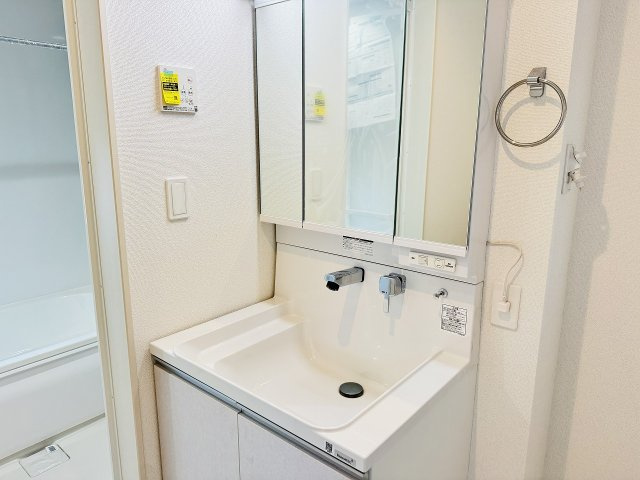 八王子市　大和田町　新築一戸建て　８期の独立洗面台|～３面鏡付きの独立洗面台　細々している物をスッキリ収納出来ます～