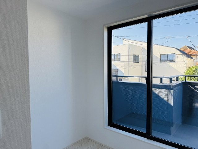 八王子市　大和田町　新築一戸建て　８期の内装|～2階廊下からバルコニーへ出入り可能　ランドリースペースに充分な広さが設けられています～