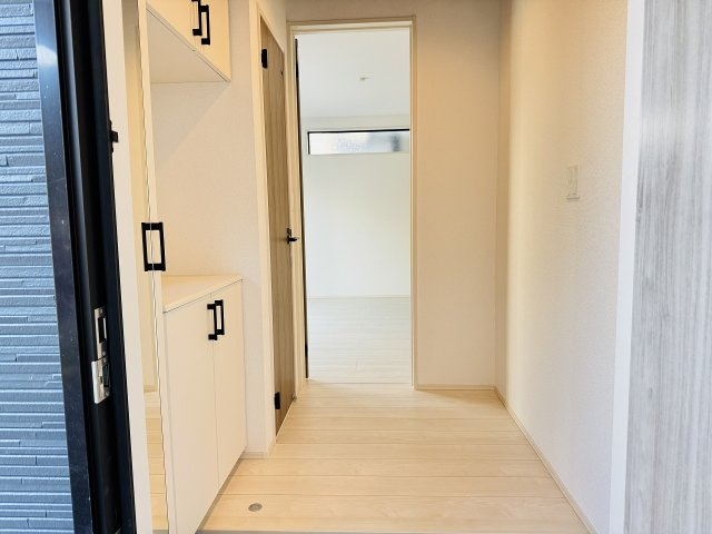 八王子市　大和田町　新築一戸建て　８期の玄関|～大容量収納可能、コの字型のシューズボックス～