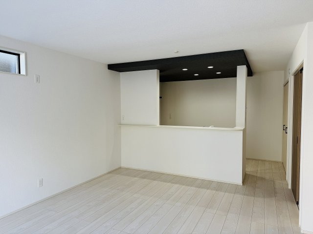 八王子市　大和田町　新築一戸建て　８期の居間・リビング|～16.25帖の明るいLDKで、家族団欒の時間をお過ごしいただけます～