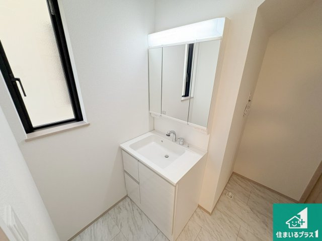 八幡市八幡長田　新築一戸建ての独立洗面台|清潔感のある洗面台です。フラットな鏡は掃除がしやすく毎日清潔！鏡裏には収納があるのでスッキリとした洗面台が保てます。