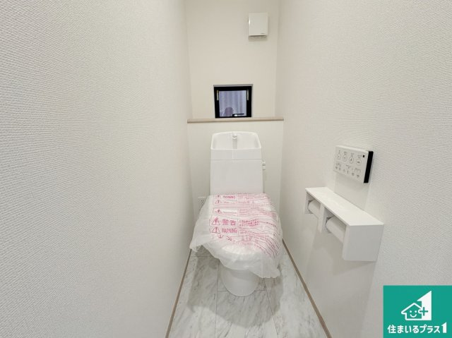 八幡市八幡長田　新築一戸建てのトイレ|1・2階の2ヶ所にあるので、朝の忙しい時間の順番待ちもなく、深夜の利用にも大変便利です。