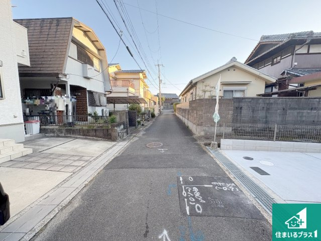 八幡市八幡長田　新築一戸建ての前面道路含む現地写真|周辺は閑静な住宅街！前面道路広々で車の出し入れも便利です。駐車が苦手な方でも安心して車庫入れできます！