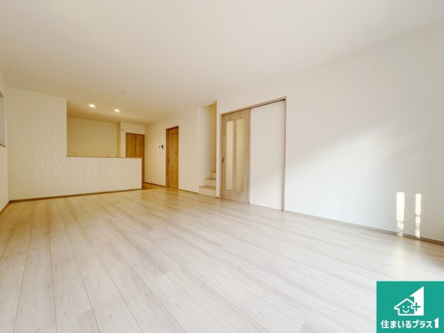 八幡市八幡長田　新築一戸建ての居間・リビング|日当たり良好の明るいリビングで朝の目覚めもスッキリできそう！対面キッチンでご家族のコミュニケーションも自然と増える設計！小さなお子様が遊ぶスペースを作っても広々とくつろげるLDK！