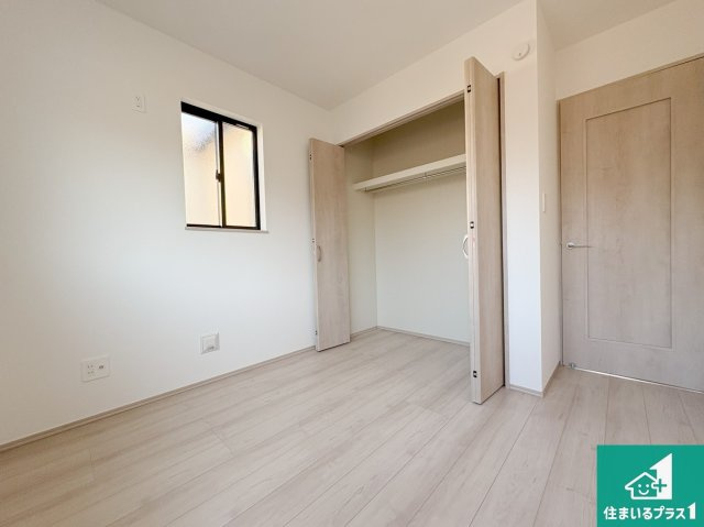 八幡市八幡長田　新築一戸建ての洋室|シンプルな洋室は、自分好みのインテリアが楽しめます♪ご家族とインテリアや家具を選びに行くのは新築購入時の醍醐味の一つです。ぜひお楽しみください♪