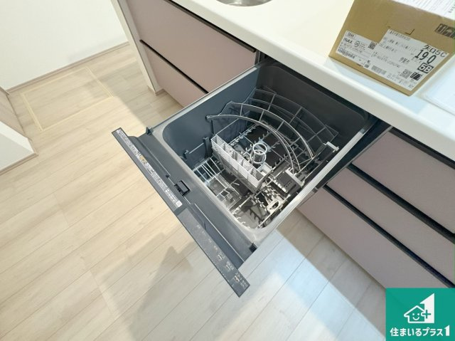 八幡市八幡長田　新築一戸建ての設備|食事後の一仕事、食器洗いをボタン一つでお任せできちゃいます！場所を取らないビルトイン式なので、お料理スペースもしっかり確保！