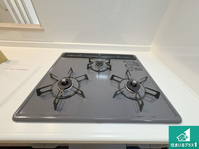 八幡市八幡長田　新築一戸建ての設備|ダブル高火力Ｓｉセンサー付きコンロ！３口あるので、まとめて料理をする時も大活躍！