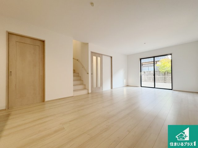 八幡市八幡長田　新築一戸建ての居間・リビング|シンプルなリビングは、観葉植物等のインテリアを楽しめますね！パパ好みにも、ママ好みにも家具次第で雰囲気を変えることができます！