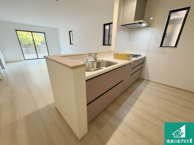 八幡市八幡長田　新築一戸建てのキッチン|リビングと統一感があり、使い勝手のいいキッチン。広々としているので、二人並んで作業が出来ちゃいます。お子様と一緒に色々なお料理に挑戦できるスペースがあります。