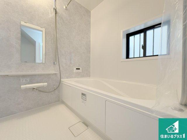 八幡市八幡長田　新築一戸建ての浴室|足をゆったり伸ばして寛げる浴槽です。窓が設けられていますので差し込む光が明るく穏やかな雰囲気にしてくれます♪浴室乾燥機も設置しているので、雨の日の洗濯物も安心です♪