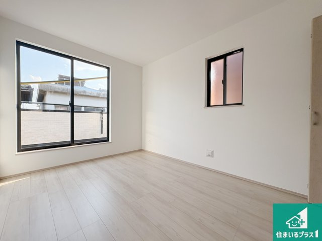 八幡市八幡長田　新築一戸建ての洋室|シンプルな洋室は、自分好みのインテリアが楽しめます♪ご家族とインテリアや家具を選びに行くのは新築購入時の醍醐味の一つです。ぜひお楽しみください♪