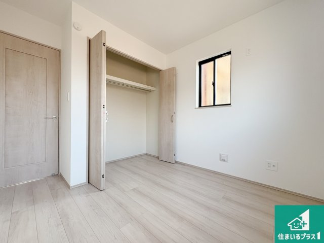 八幡市八幡長田　新築一戸建ての洋室|シンプルな洋室は、自分好みのインテリアが楽しめます♪ご家族とインテリアや家具を選びに行くのは新築購入時の醍醐味の一つです。ぜひお楽しみください♪