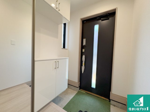 八幡市八幡長田　新築一戸建ての玄関|シューズボックスにはたくさんの靴が収納できるので玄関周りはいつもスッキリ！ご家族が増えても安心！