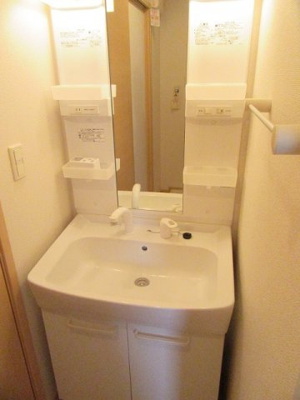 【洗面所】 | アンベリールＢ2DKH | 忙しい朝には欠かせない洗面所です