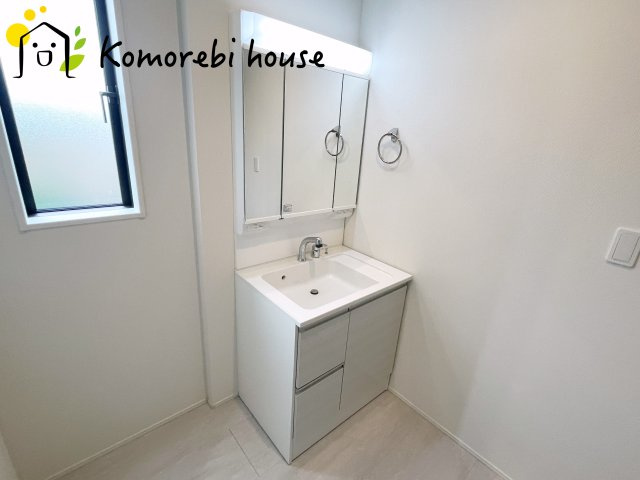 さいたま市見沼区深作　11期　新築一戸建て　グラファーレ　03の独立洗面台|独立洗面化粧台が付いています