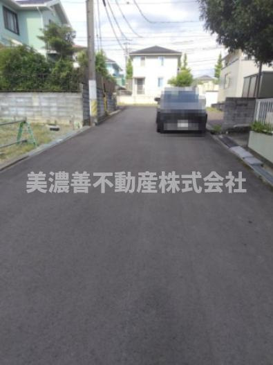 ６５７４２　各務原市松が丘土地の前面道路含む現地写真