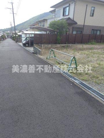 ６５７４２　各務原市松が丘土地の前面道路含む現地写真