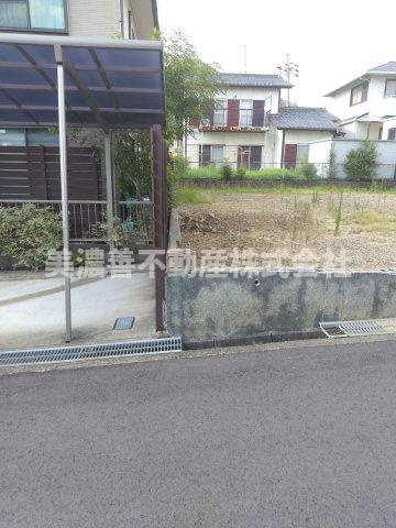 ６５７４２　各務原市松が丘土地の前面道路含む現地写真