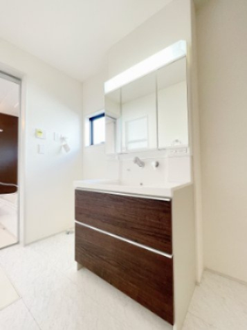 新築戸建・建売　桐生市相生町4丁目　長期優良住宅認定　相生小・相生中の独立洗面台|三面鏡タイプの独立洗面台で、身だしなみチェックも収納力も◎洗面まわりもすっきり清潔に保てます！