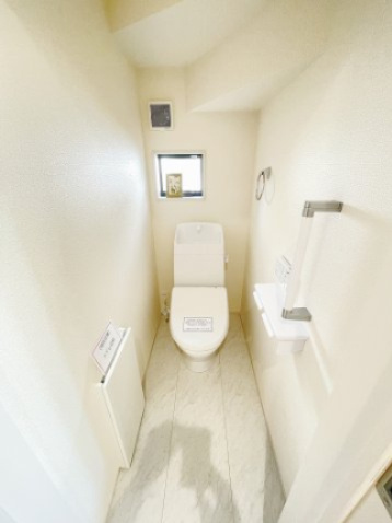 新築戸建・建売　桐生市相生町4丁目　長期優良住宅認定　相生小・相生中のトイレ|小窓付きで自然光が入る明るくて爽やかなトイレ空間です！