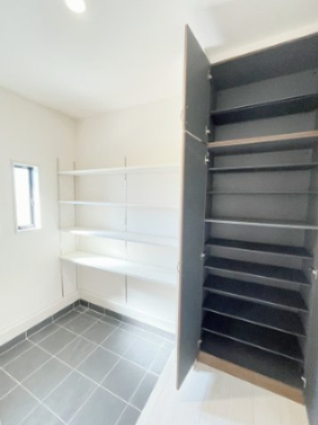 新築戸建・建売　桐生市相生町4丁目　長期優良住宅認定　相生小・相生中の玄関|玄関にはシューズインクロークと収納があり、すっきり片付けられます！