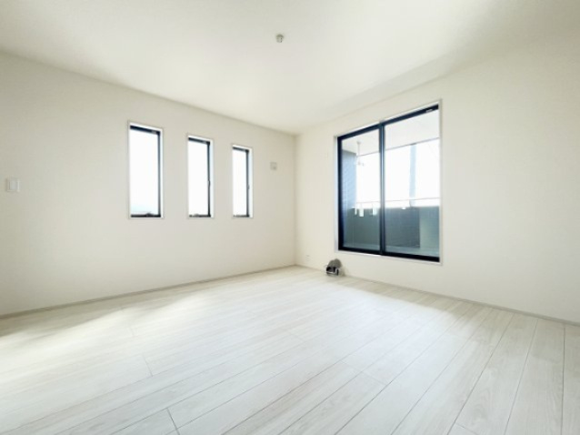 新築戸建・建売　桐生市相生町4丁目　長期優良住宅認定　相生小・相生中の洋室|2面採光で明るい洋室です！ホワイト基調の爽やか空間からインナーバルコニーにも出られます♪