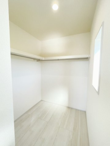 新築戸建・建売　桐生市相生町4丁目　長期優良住宅認定　相生小・相生中の収納|扉なしのウォークインクローゼットは使いやすさ◎パイプハンガー付きで収納力も◎