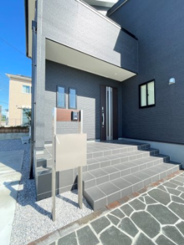 新築戸建・建売　桐生市相生町4丁目　長期優良住宅認定　相生小・相生中の玄関|広々とした玄関は開放感があり◎TVモニター付きインターホンで来客者を確認できて防犯面安心！