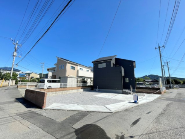 新築戸建・建売　桐生市相生町4丁目　長期優良住宅認定　相生小・相生中の駐車場|運転が苦手な方も安心して駐車できるカースペース。