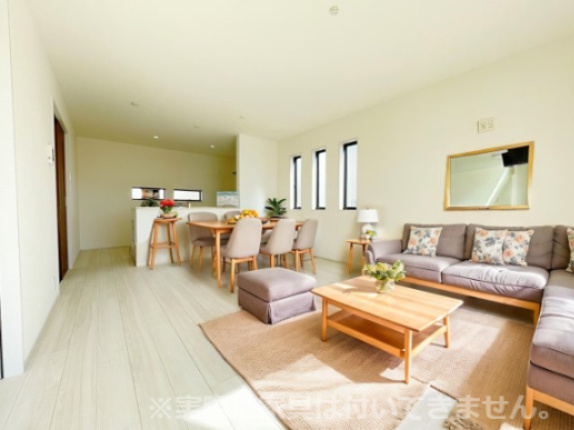 新築戸建・建売　桐生市相生町4丁目　長期優良住宅認定　相生小・相生中の居間・リビング|写真はホームステージングにて作成しており、実際に家具は付いてきません。