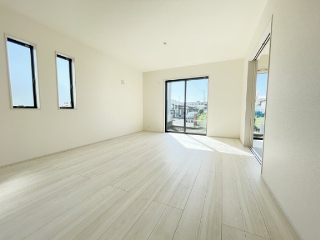 新築戸建・建売　桐生市相生町4丁目　長期優良住宅認定　相生小・相生中の居間・リビング|ホワイト基調の清潔感のあるリビング。ナチュラルで居心地のいいLDKです♪