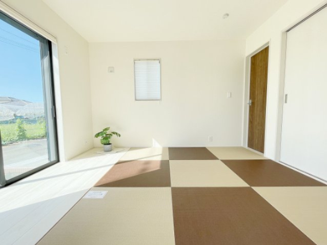 新築戸建・建売　桐生市相生町4丁目　長期優良住宅認定　相生小・相生中の和室|ブラウン×ベージュのモダンな畳が映える洋和室♪2面採光で明るく落ち着いた空間です♪