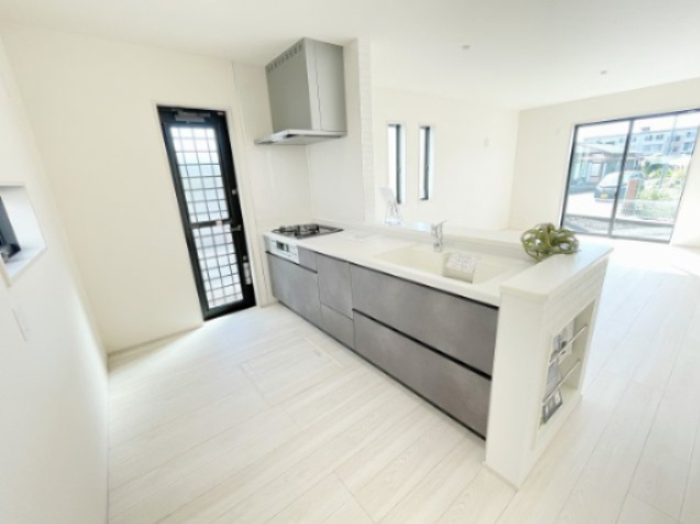 新築戸建・建売　桐生市相生町4丁目　長期優良住宅認定　相生小・相生中のキッチン|使いやすいシステムカウンターキッチンに、勝手口もあって毎日の家事が快適になります♪