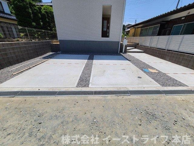 【新築戸建】　いわき市小名浜岡小名2期　長期優良住宅　限定1棟の駐車場|舗装されたカースペースです。3台駐車可能（車種による）