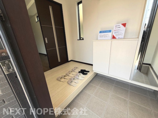 【玄関】 | 尼崎市杭瀬北新町３丁目中古戸建 | 玄関には大きなシューズBOXが設けられております！