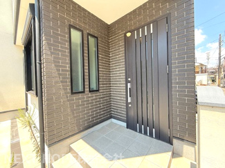 【玄関】 | 尼崎市杭瀬北新町３丁目中古戸建 | ステキな玄関ドアです♪