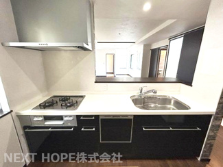 【キッチン】 | 尼崎市杭瀬北新町３丁目中古戸建 | 対面式システムキッチンです♪食器洗い乾燥機付きです！お料理を作りながらリビングが見渡せます！！ぜひ現地でご確認ください！！